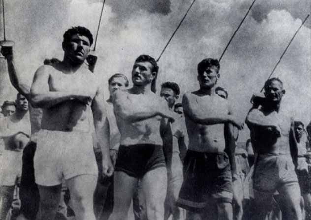 А. Мекокишвили (крайний слева) в колонне динамовцев на празднике, посвященном Дню физкультурника, 1947