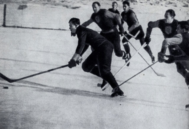 Первая игра с чехословацкими хоккеистами. С шайбой В. Бобров. Москва, 1947