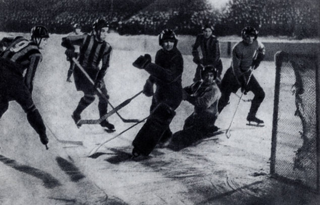 Матч Ввс-ЦДСА, 1951. В. Бобров (крайний слева) забивает гол в ворота противника
