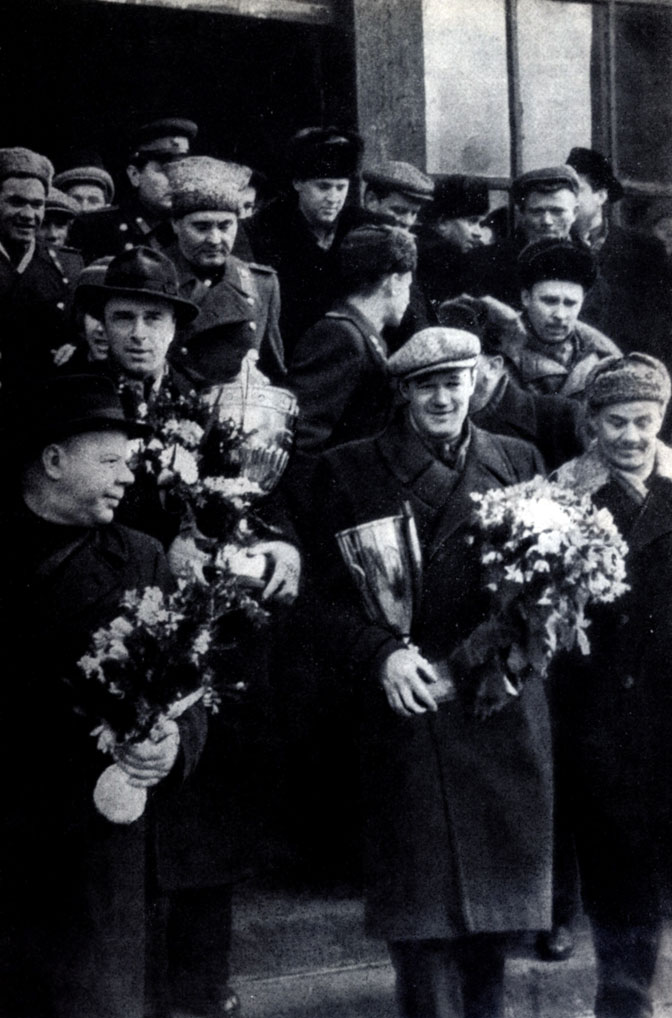 Советские хоккеисты возвращаются с победой из Стокгольма, 1954