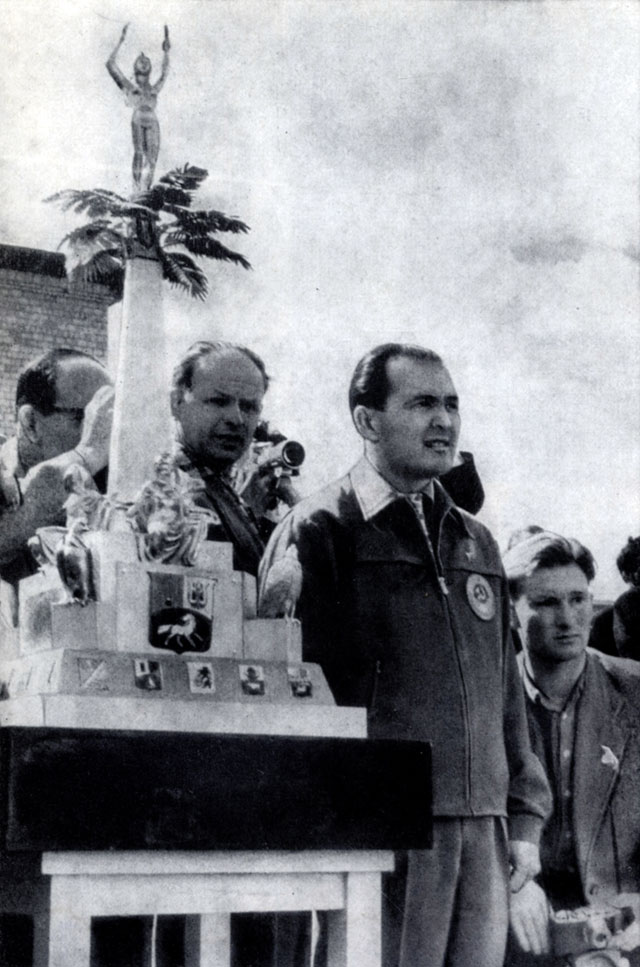 М. Умаров у Лионского приза, завоеванного советскими стрелками. Каракас, 1954