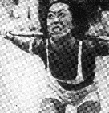 Японка Элис Игучи претендовала на звание 'Самой сильной женщины Земли', но 'женщиной - домкратом' была названа все-таки ее соперница американка Викки Кэгни, взвалившая себе на плечи 'рекордный' вес - 144,5 кг